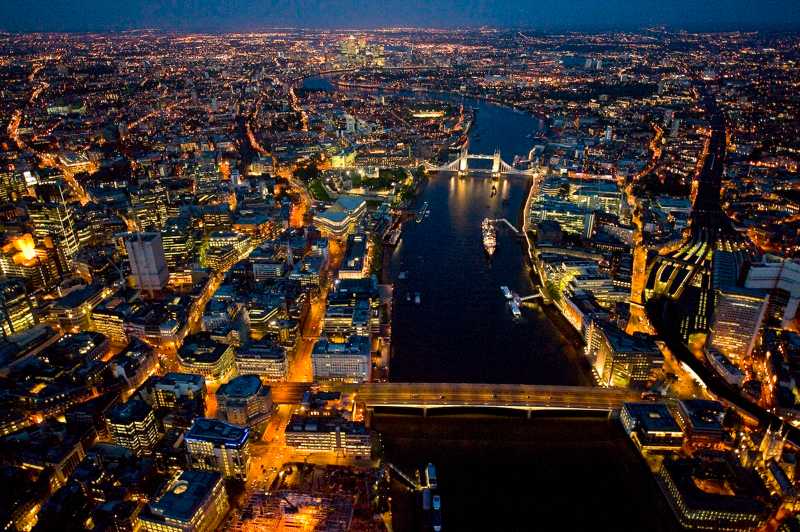 Illustration for article titled Spectacular Night Photography of London Causes Awe, Vertigo